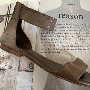 FRYE "Carson" Ankle Strap Brown/Grey Flat Sandals: Very Good Condition: 9-9.5
